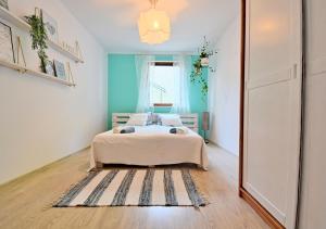 ein Schlafzimmer mit einem Bett und einem Teppich in der Unterkunft Apartament plażowy Ukiel in Olsztyn
