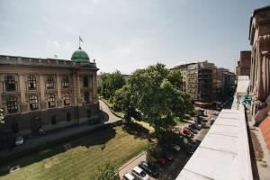 una vista aerea di un edificio in una città di Dominic Smart & Luxury Suites - Parliament a Belgrado