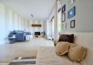 a bedroom with a bed and a living room with a couch at Apartament plażowy Ukiel in Olsztyn