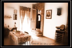 uma sala de jantar com uma mesa e uma janela em La Luna nel Pozzo em Lesina