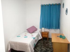 ギア・デ・イソラにあるPiso con vistas al mar y al Teideの小さなベッドルーム(ベッド1台、テーブル付)