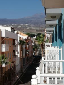 ギア・デ・イソラにあるPiso con vistas al mar y al Teideのヤシの木や建物が並ぶ街道