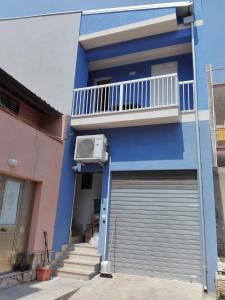 波爾托帕洛的住宿－Triscele Casa Vacanze，带阳台和车库的蓝色房屋
