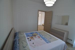 sypialnia z łóżkiem w pokoju w obiekcie Triscele Casa Vacanze w mieście Portopalo