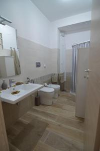 y baño con lavabo blanco y aseo. en Triscele Casa Vacanze, en Portopalo di Capo Passero