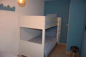 ein weißes Etagenbett in einem Zimmer in der Unterkunft MIRAMAR Zeedijk 168 Blankenberge in Blankenberge