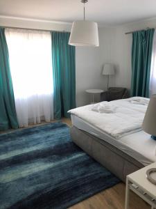 1 dormitorio con cama y alfombra azul en ZUM BAHNHÖFLE Restaurant & Hotel - Albbruck Am Rhein en Albbruck