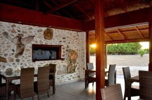 TV a/nebo společenská místnost v ubytování Ecoresort Sumba Dream