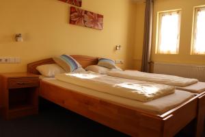 Postel nebo postele na pokoji v ubytování Hotel Zum Waldstein