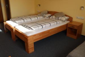 Postel nebo postele na pokoji v ubytování Hotel Zum Waldstein