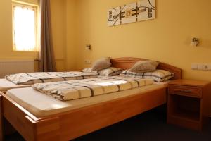 two beds sitting next to each other in a bedroom at Hotel Zum Waldstein in Weißenstadt