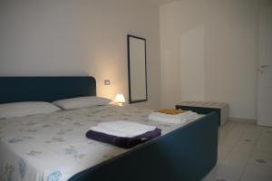 1 dormitorio con 1 cama grande y toallas. en Appartamento ZIBIBBO, en Canneto