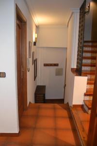 un couloir avec une porte et un escalier dans l'établissement Casa Santo Tomé, à Tolède