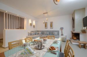 Ruang duduk di Flora's Villa with Plunge Pool