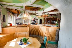 ein Restaurant mit einem Tisch und einer Bar in der Unterkunft Der Schildbacherhof in Hartberg