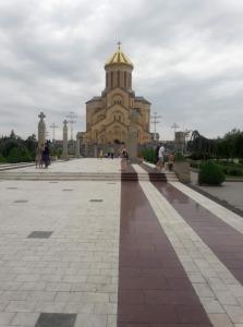 un gran edificio con una cruz encima en Edlen, en Tiflis