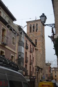 un edificio con una torre de reloj en una calle en Casa Santo Tomé, en Toledo