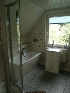 ein Badezimmer mit Dusche, Badewanne und Waschbecken in der Unterkunft FerienWohnung Gebhardt in Binz