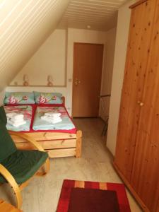 Ein Bett oder Betten in einem Zimmer der Unterkunft FerienWohnung Gebhardt