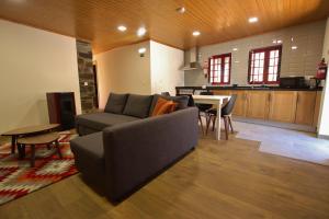 a living room with a couch and a table at Casa do Ocreza in Sobral Fernando