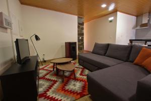 a living room with a couch and a table at Casa do Ocreza in Sobral Fernando