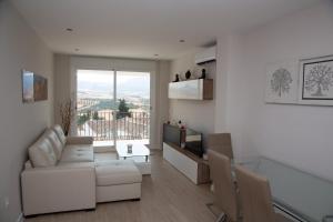 Televízia a/alebo spoločenská miestnosť v ubytovaní Apartamento BellaVista