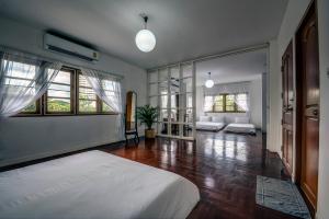 Postel nebo postele na pokoji v ubytování DoubleTree House