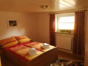 ein Schlafzimmer mit einem Bett mit zwei Handtüchern darauf in der Unterkunft FerienWohnung Gebhardt in Binz