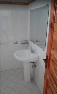 Koupelna v ubytování Hilla Apartments Nathia Gali