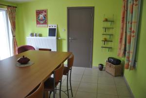 a dining room with green walls and a table and chairs at B&B La Place Verte in Surice