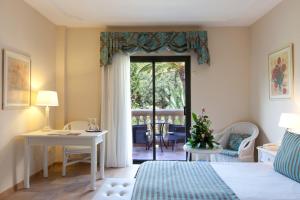 A bed or beds in a room at Lago Garden Apart-Suites & Spa Hotel