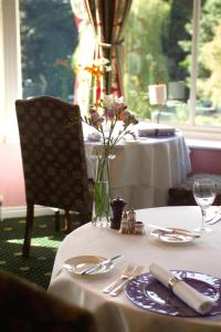 A restaurant or other place to eat at Judges Hotel 