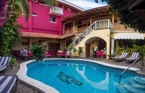 um hotel com piscina em frente a um edifício em Hotel Colonial Granada em Granada
