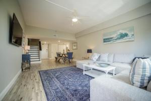 een woonkamer met een bank en een tafel bij Townhouse at San Remo in Clearwater Beach