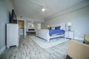 een slaapkamer met een bed en een koelkast erin bij Townhouse at San Remo in Clearwater Beach +26 foto's