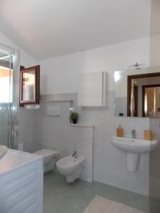 A bathroom at Shardana Blu - Net Zero Home Holiday