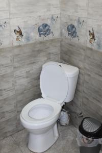 A bathroom at mariko