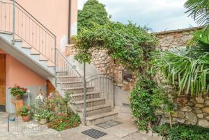 eine Treppe, die zu einem Gebäude mit Pflanzen führt in der Unterkunft La Volta del Garda in Nago-Torbole