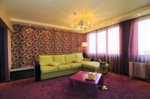 una sala de estar con un sofá y una mesa en Hotel Leipzig, en Plovdiv