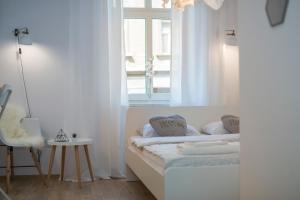 - une chambre blanche avec un lit et une fenêtre dans l'établissement "D&M" Studio Apartments, à Zagreb