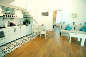 una cucina e un soggiorno con divano e tavolo di Diplomat Apartment a Tbilisi City