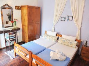 a bedroom with a bed and a desk with a mirror at Guesthouse Xenios Zeus in Stavroupoli