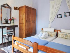 1 dormitorio con 2 camas y armario de madera en Guesthouse Xenios Zeus en Stavroupoli