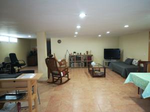 uma sala de estar com um sofá e uma televisão em Chalet con dos apartamentos em La Azohia