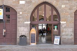 un ingresso a un edificio con due grandi porte in legno di APP9 - rooms and apartments a Bergamo