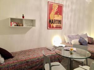 La Marina di Milano في ميلانو: غرفة بسرير وطاولة وأريكة
