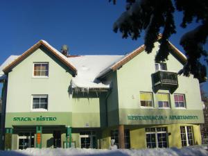 Edificio en el que se encuentra el hostal o pensión