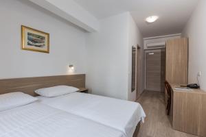 Postel nebo postele na pokoji v ubytování Hotel Vimbula - Komolac