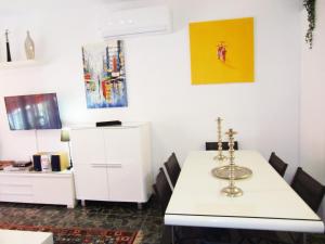 Fotografia z galérie ubytovania Apartamento con piscina a 150 metros playa Netflix P Video Aire Acondicionado calefacción toallas y sillas playa sombrilla 2 terrazas una sobre piscina centro ciudad 1 Smart TV por habitación v destinácii Fuengirola