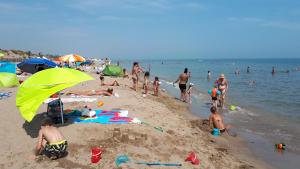 Photo de la galerie de l'établissement Les Chalets la Plage - Etape Vacances, à Portiragnes 32 autres photos